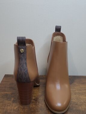 NIB Michael Kors EVALINE Brown Faux Leather Block Heel Ankle Boots size 8.5.